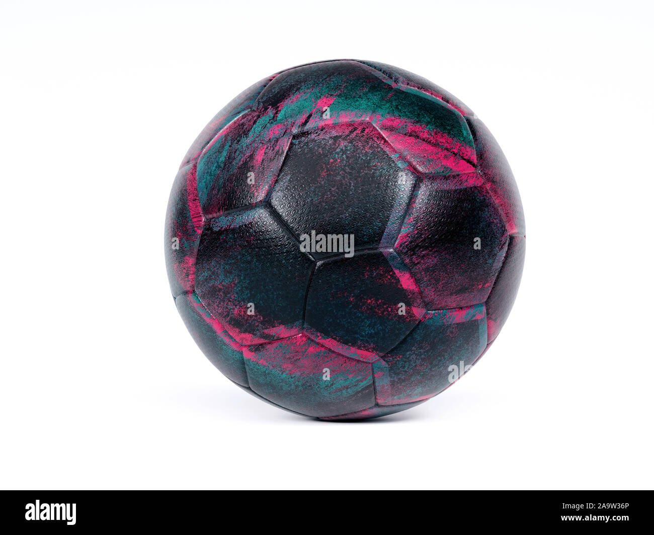 Schwarz Fußball oder Fußball mit dunklen Design Blau und Lila abstrakten Drucken, auf weißem Hintergrund mit Schatten isoliert Stockfoto