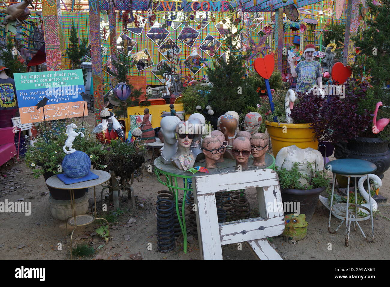 PITTSBURGH - NOVEMBER 2019: Randyland ist eine beliebte kostenlose Attraktion, eine extravagante outdoor Extravaganz von Random junk wie Pop Art in des Künstlers backya Stockfoto