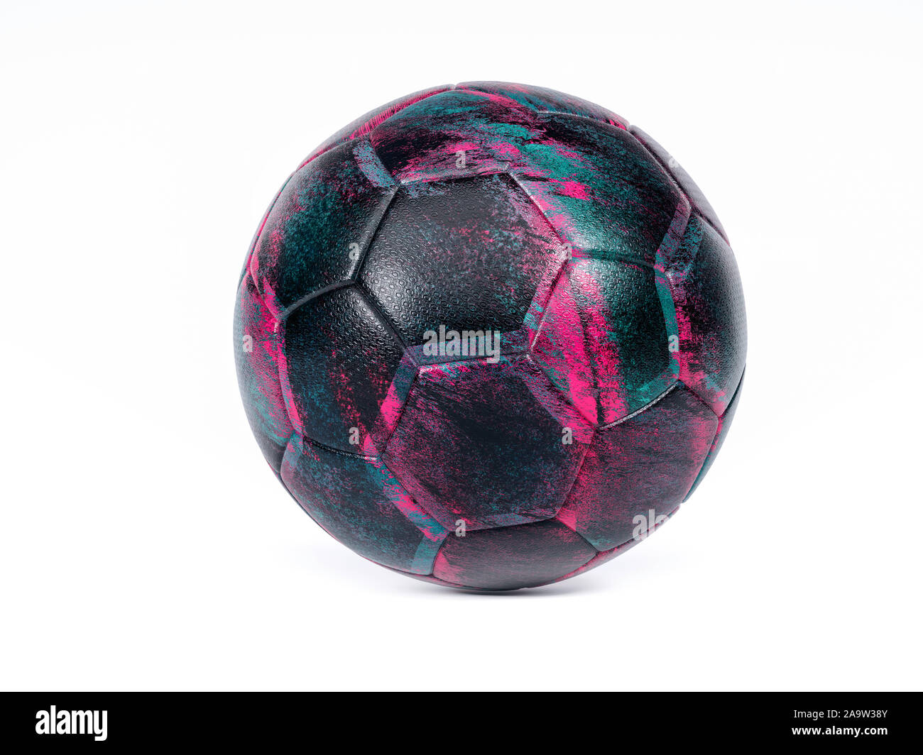 Schwarz Fußball oder Fußball mit dunklen Design Blau und Lila abstrakten Drucken, auf weißem Hintergrund mit Schatten isoliert Stockfoto