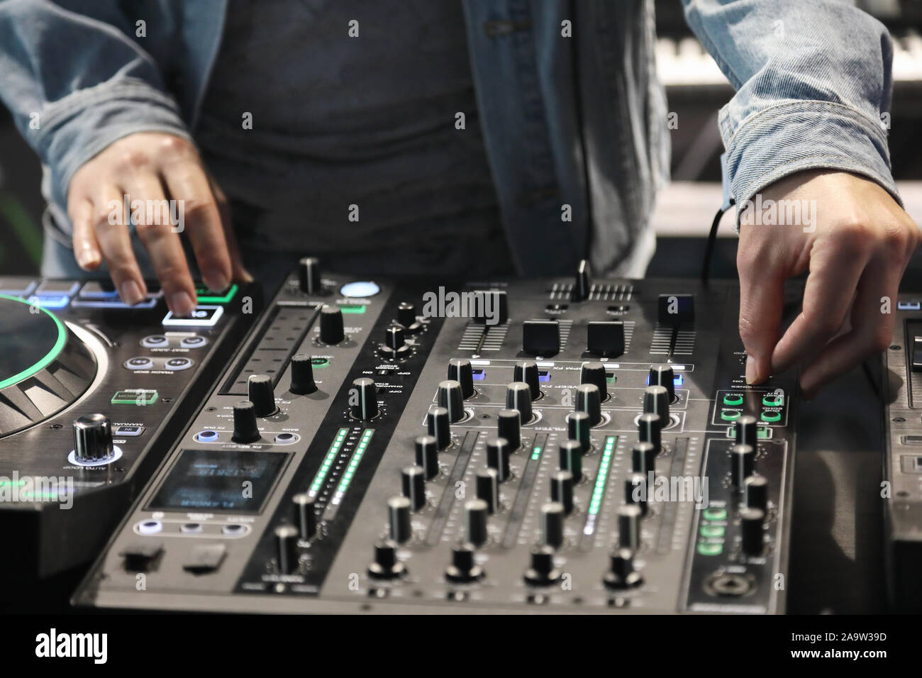 Dj-Musik mit modernen DJ-Controller. Selektive konzentrieren. Stockfoto