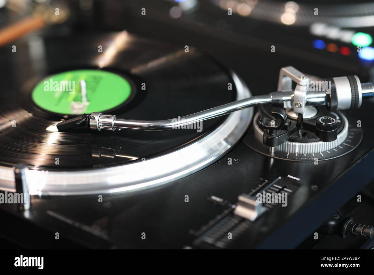 High Fidelity Stereo Plattenspieler Abspielen einer Schallplatte. Selektive konzentrieren. Stockfoto