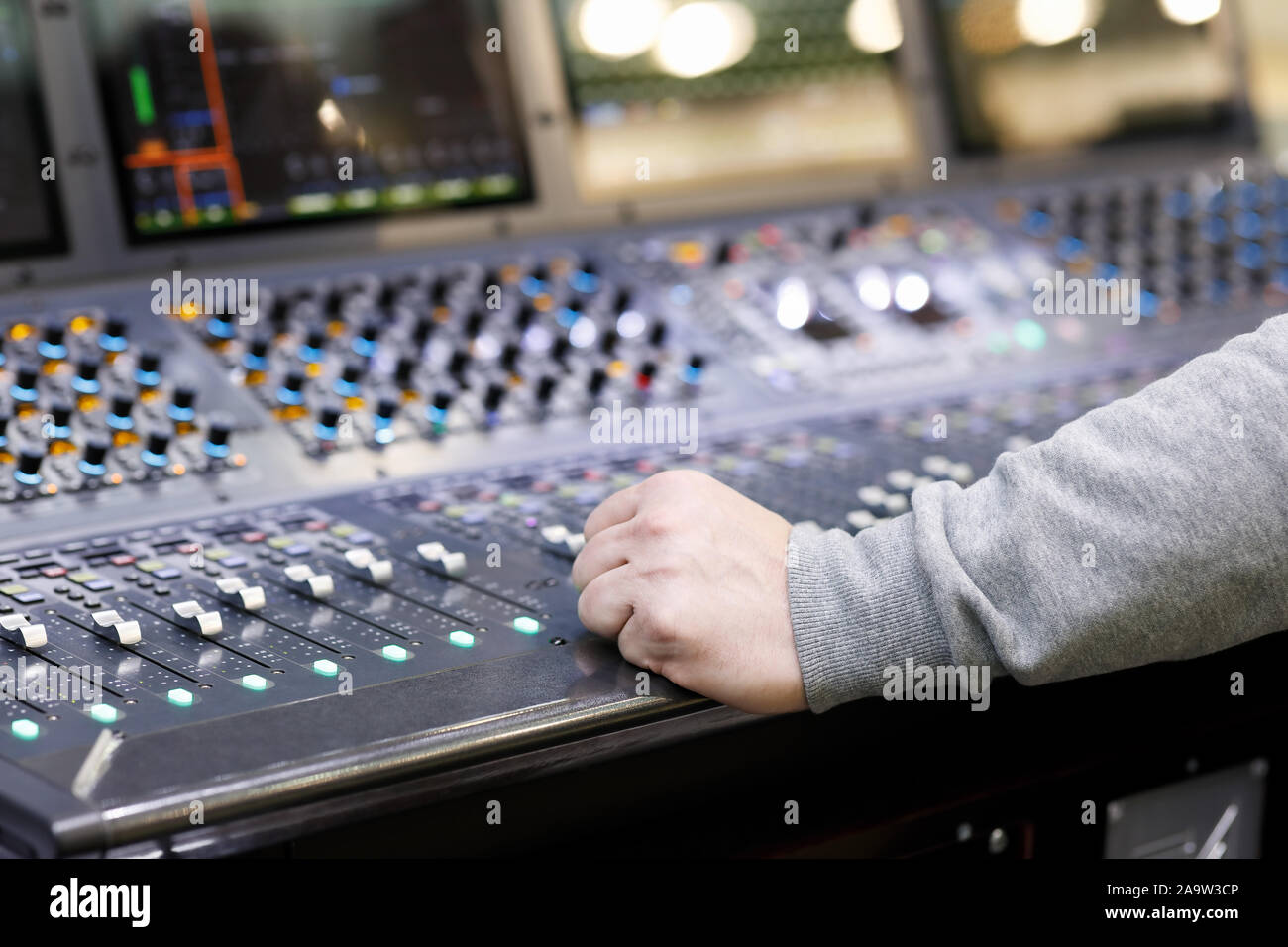 Tontechniker und Audio Mixing Console im Studio. Selektive konzentrieren. Stockfoto