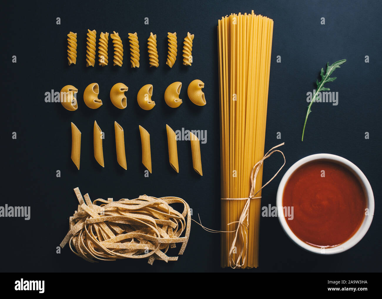 Verschiedene Formen von Nudeln und Spaghetti auf schwarzem Hintergrund. Stockfoto