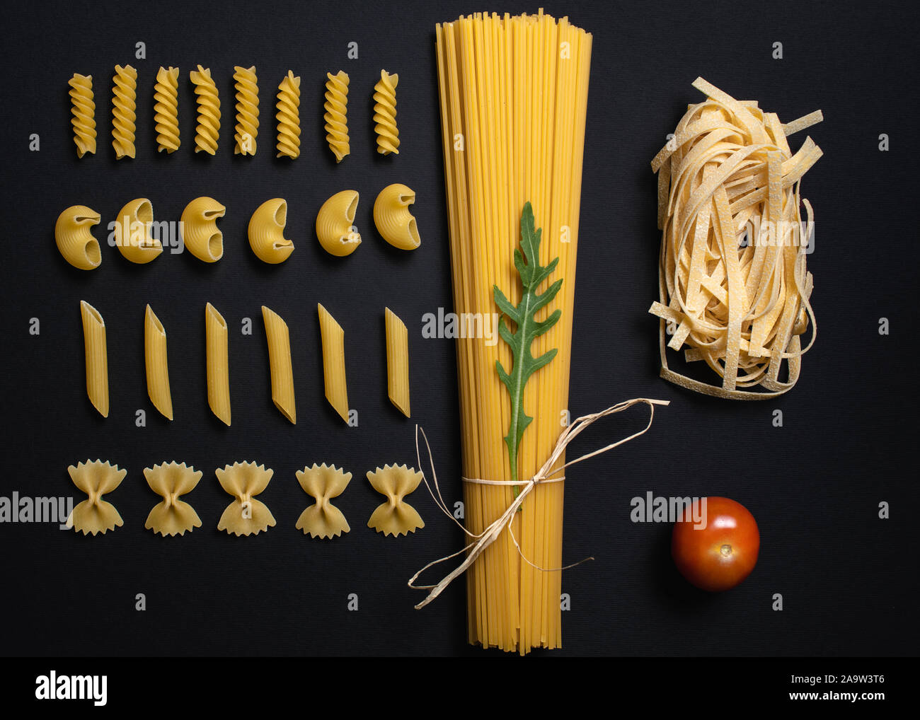 Verschiedene Formen von Nudeln und Spaghetti auf schwarzem Hintergrund. Stockfoto