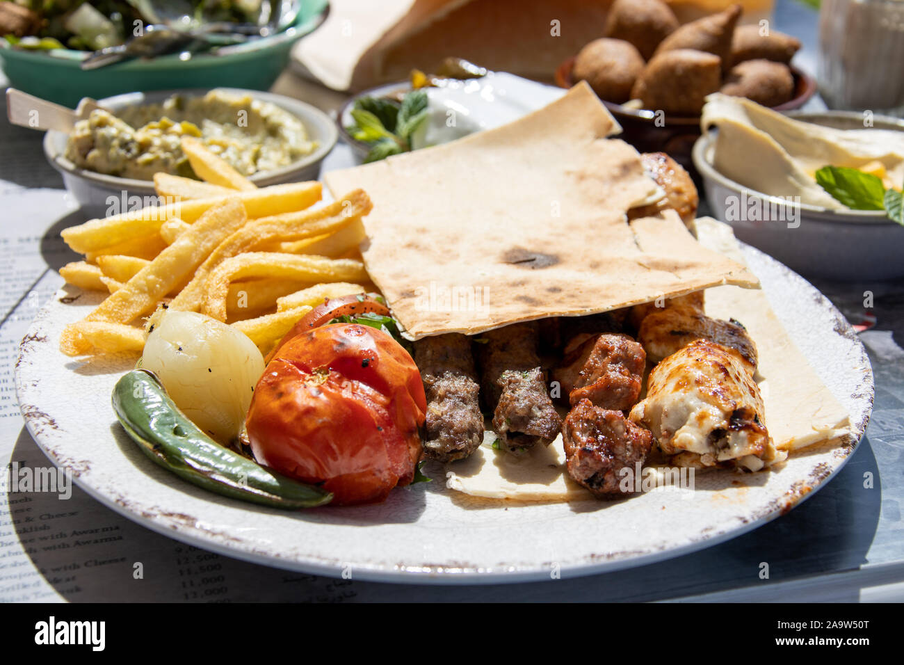 Gemischte Fleisch kabab Platter, Ahwet Zeitouna (Kahwet Zeitouna), Zeytouna Bay, Beirut, Libanon Stockfoto