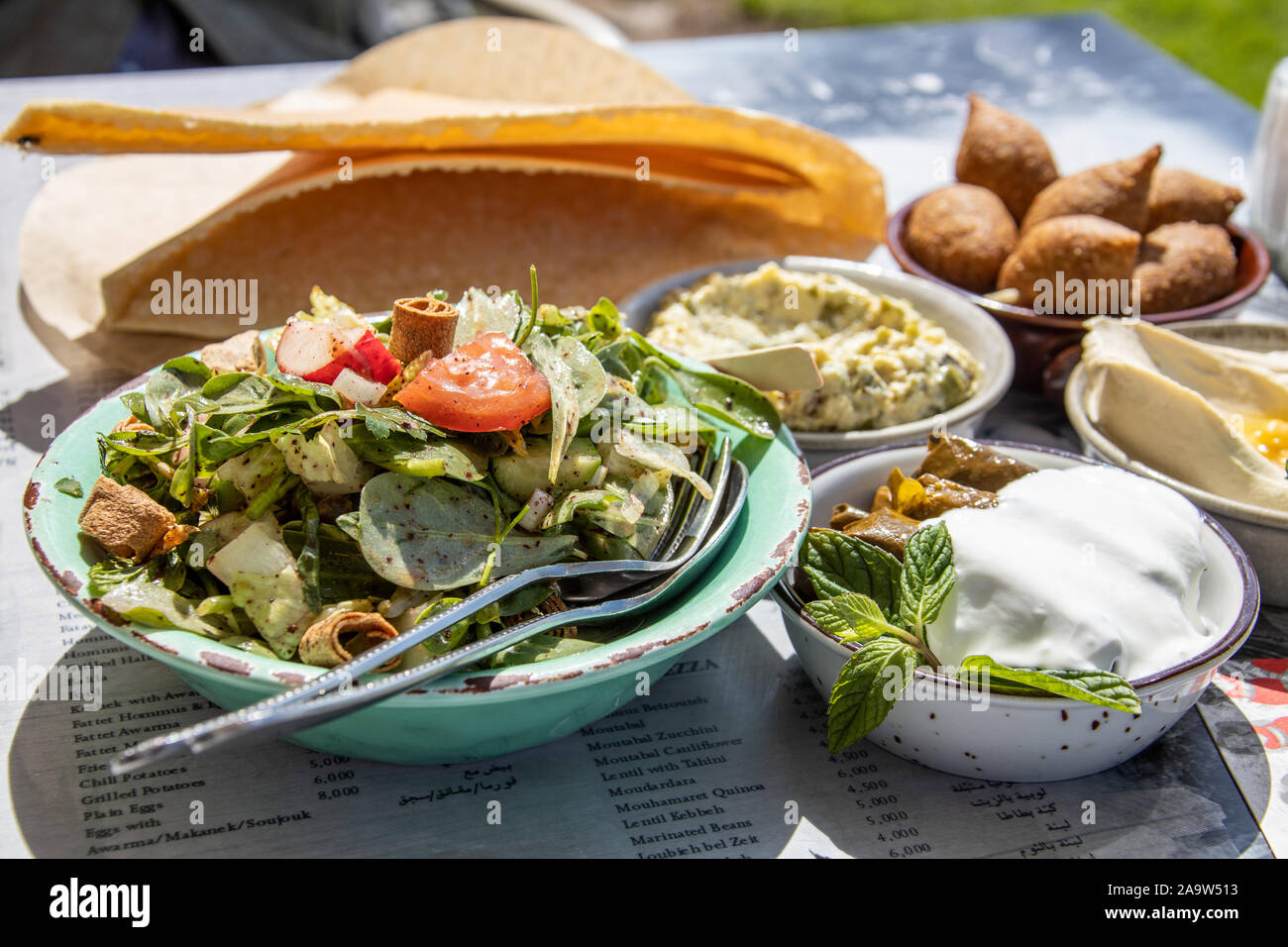 Mezze Platter an Ahwet Zeitouna Restaurant (Kahwet Zeitouna), Zeytouna Bay, Beirut, Libanon Stockfoto
