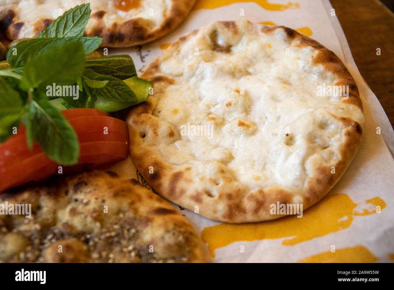 Käse Manakeesh im Al Falamanki Restaurant, Beirut, Libanon Stockfoto