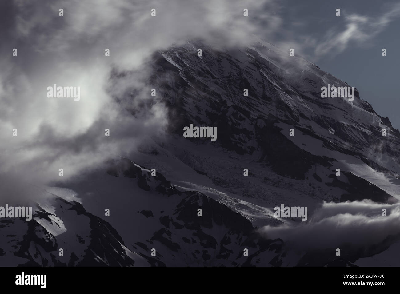 Dramatischer Sturm und Nebel auf Mount Rainier Stockfoto