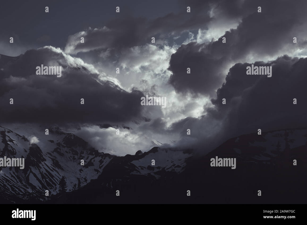 Dramatischer Sturm und Nebel auf Mount Rainier Stockfoto