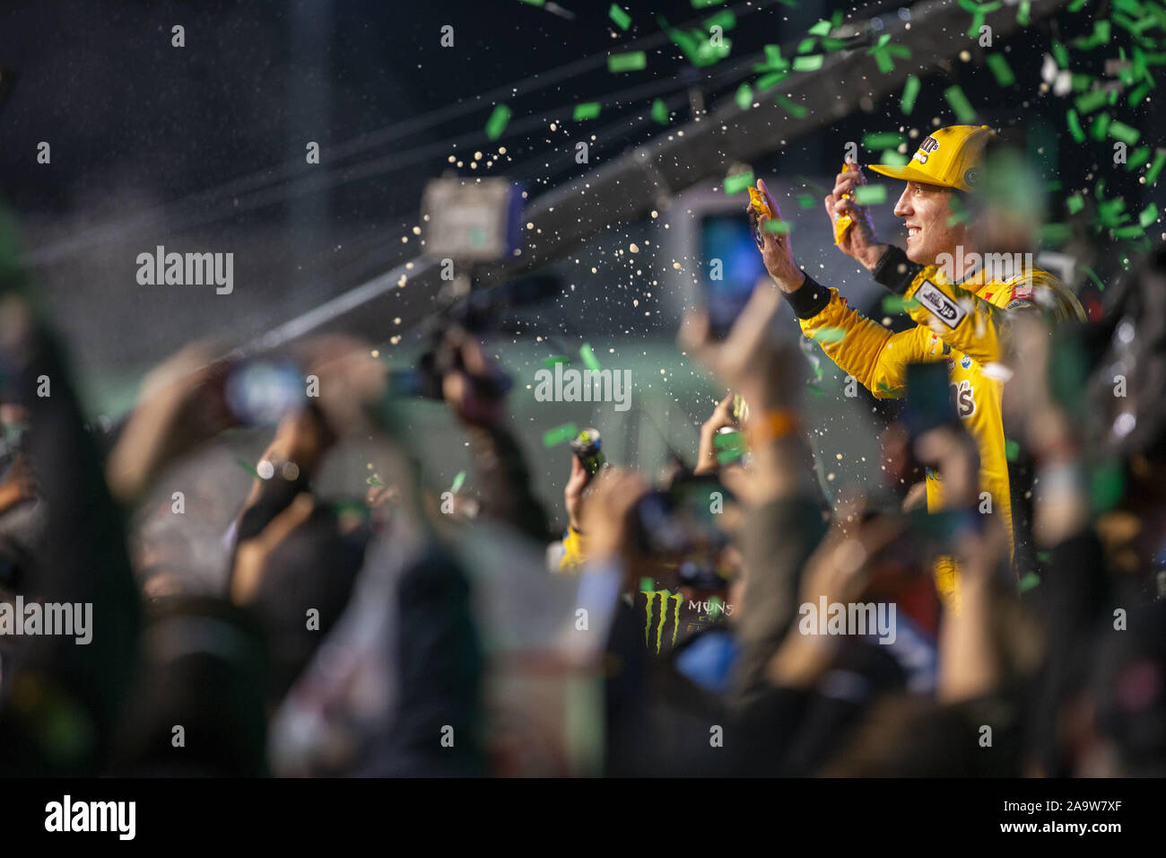 Homestead, Florida, USA. 17. Nov, 2019. Kyle Busch (18) gewinnt den NASCAR Monster Energy NASCAR Cup Series Meisterschaft an Homestead-Miami Speedway in Homestead, Florida. (Bild: © Stephen A. Arce Asp Inc/ASP) Stockfoto