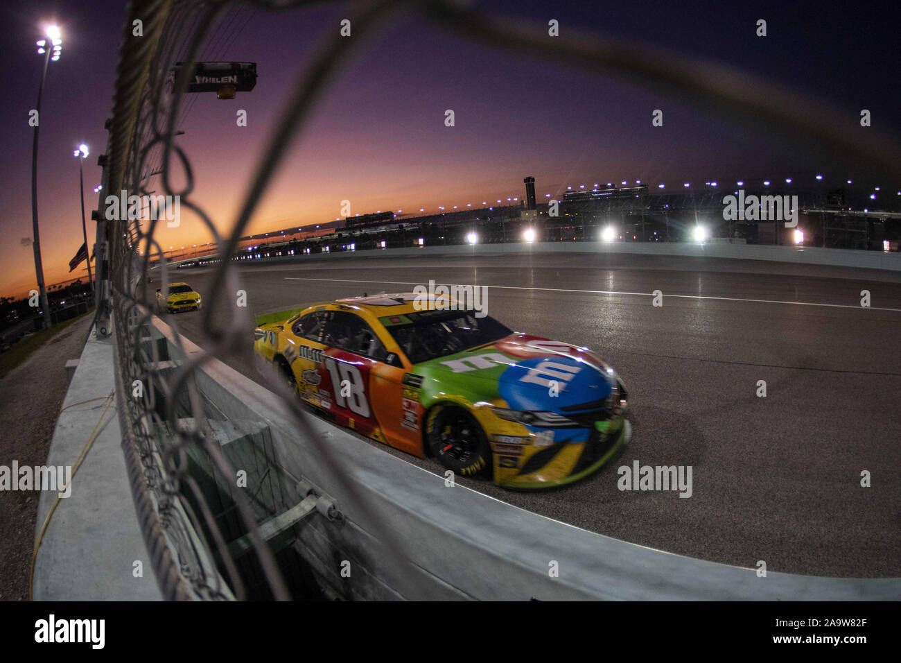 Homestead, Florida, USA. 17. Nov, 2019. Kyle Busch (18) gewinnt den NASCAR Monster Energy NASCAR Cup Series Meisterschaft an Homestead-Miami Speedway in Homestead, Florida. (Bild: © Stephen A. Arce Asp Inc/ASP) Stockfoto