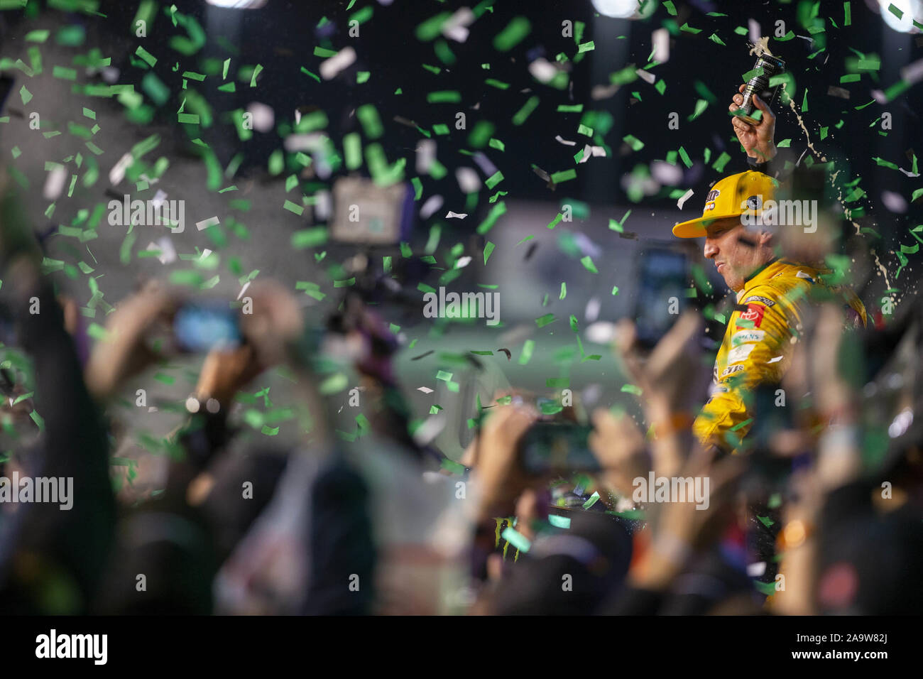 Homestead, Florida, USA. 17. Nov, 2019. Kyle Busch (18) gewinnt den NASCAR Monster Energy NASCAR Cup Series Meisterschaft an Homestead-Miami Speedway in Homestead, Florida. (Bild: © Stephen A. Arce Asp Inc/ASP) Stockfoto