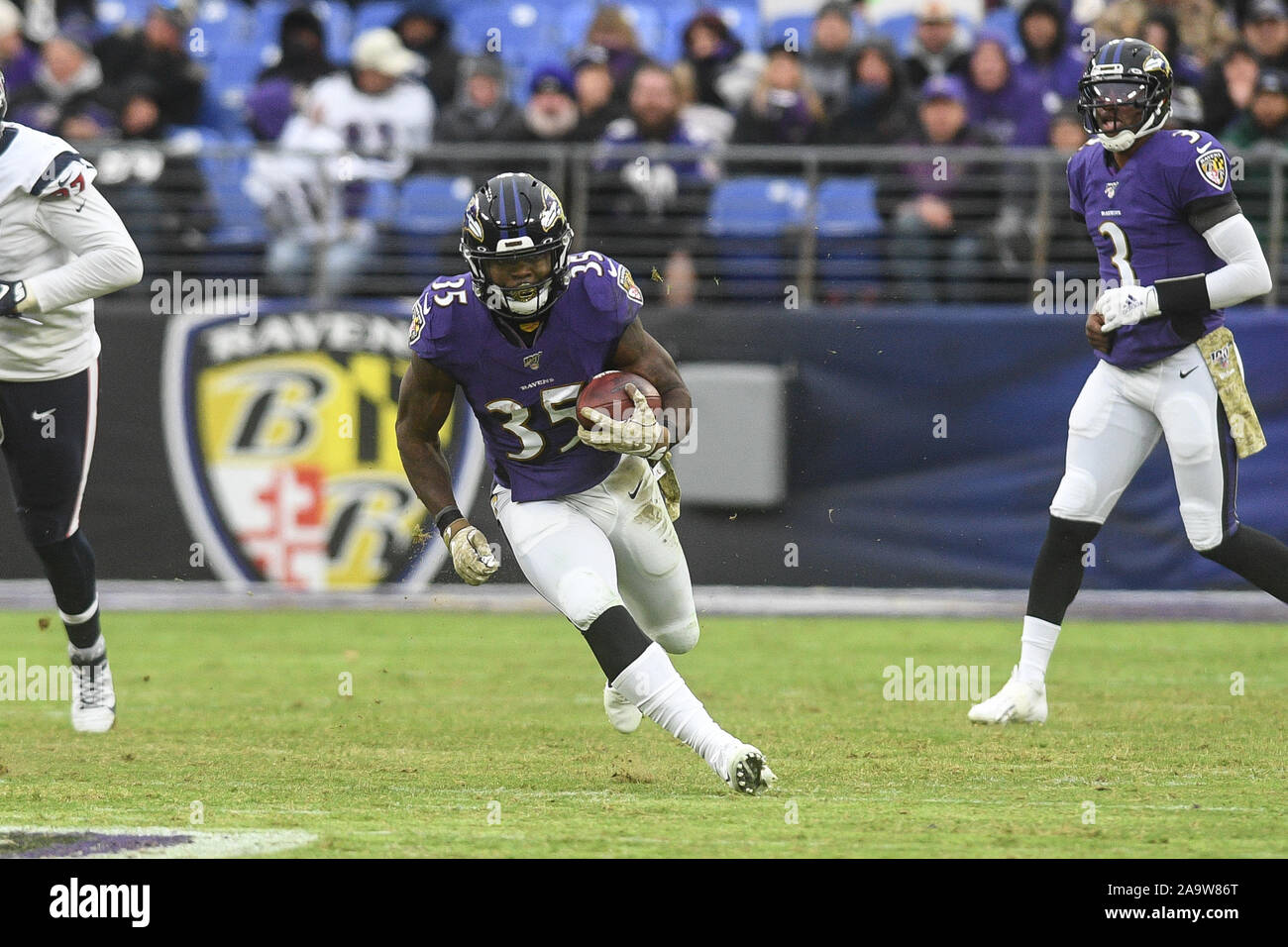 Baltimore, Maryland, USA. 17. Nov, 2019. Zurück läuft, GUS EDWARDS (35), die in Aktion bei M&T Bank Stadium, Baltimore, Maryland. Credit: Amy Sanderson/ZUMA Draht/Alamy leben Nachrichten Stockfoto