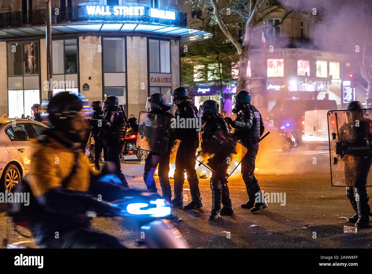 Paris, Frankreich. 17. Nov, 2019. Französische Polizei Kräfte zerstreuen Demonstranten während einer Demonstration anlässlich des ersten Jahrestages des Gelben Westen Bewegung in Paris, Frankreich, Mark, an November 17, 2019. An November 17, 2018, die Bewegung, das seinen Namen erhielt von der Warnwesten Fahrer in den Autos halten, begann als eine Kampagne gegen die Erhöhung der Diesel Preis, am häufigsten verwendeten Auto Kraftstoff in Frankreich, Längestrich sagte, notwendig ist, den Klimawandel zu bekämpfen. Credit: Aurelien Morissard/Xinhua/Alamy leben Nachrichten Stockfoto