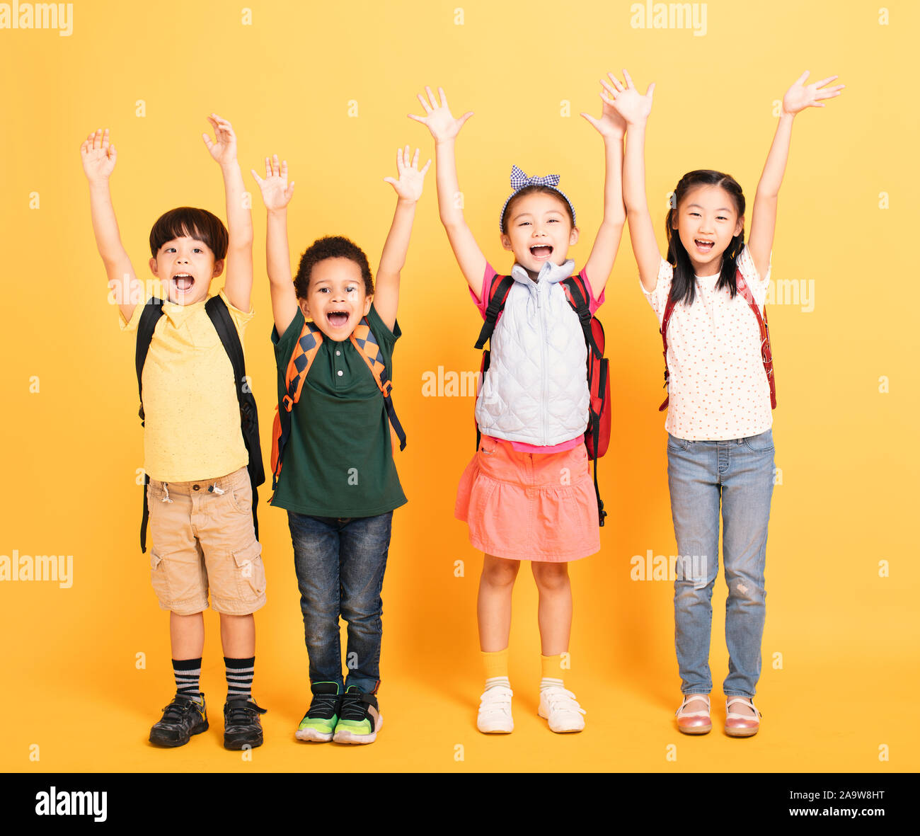 Gruppe von Happy Kids feiern und Schreien Stockfoto