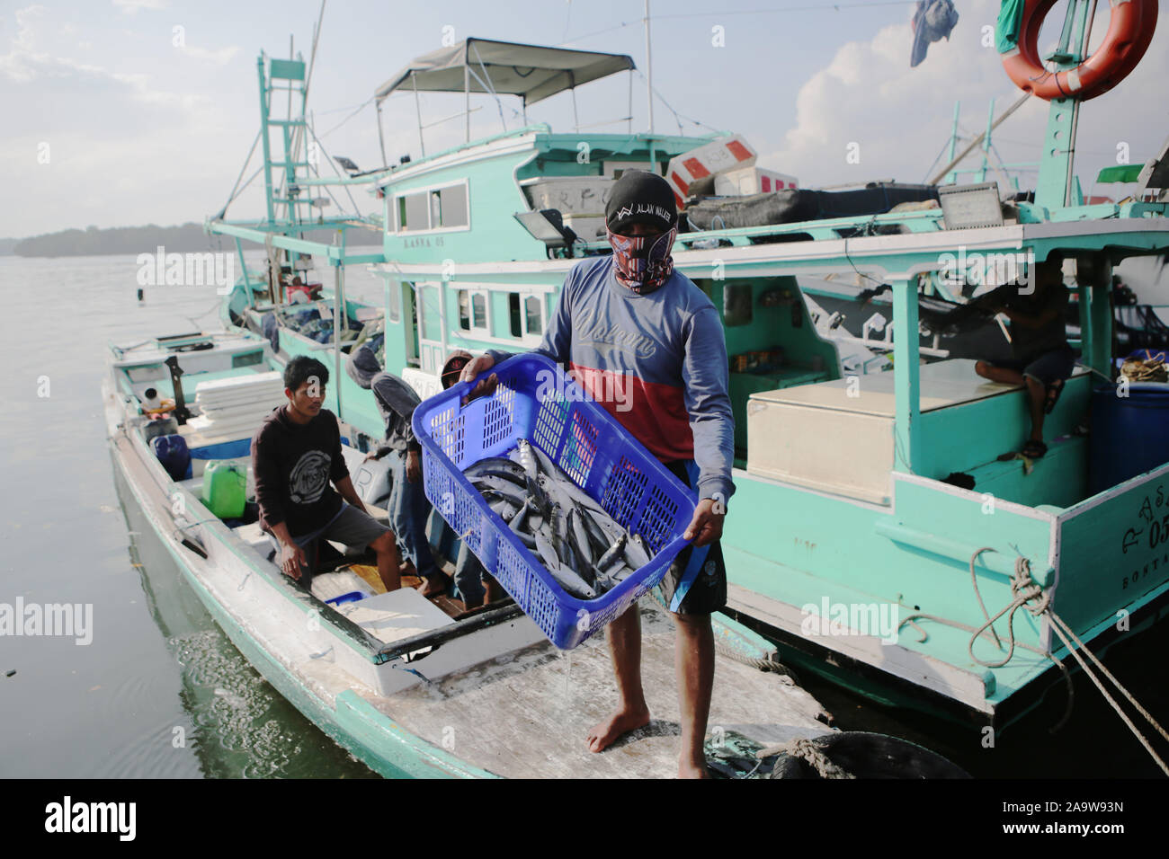 Ein Fischer zeigen die Fische Stockfoto