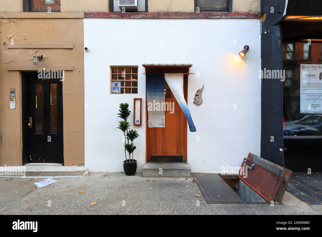 Raku, 342 East 6th Street, New York, NY. aussen Storefront eines japanischen Restaurant im East Village Nachbarschaft von Manhattan Stockfoto