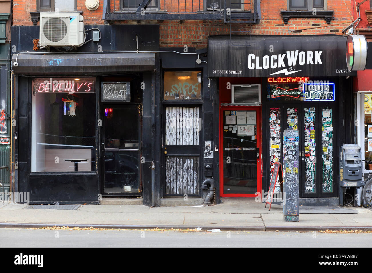 Beverly's, Uhrwerk, 21 Essex Street, New York, NY. aussen Schaufenster der lokalen Bars in der Lower East Side von Manhattan Stockfoto