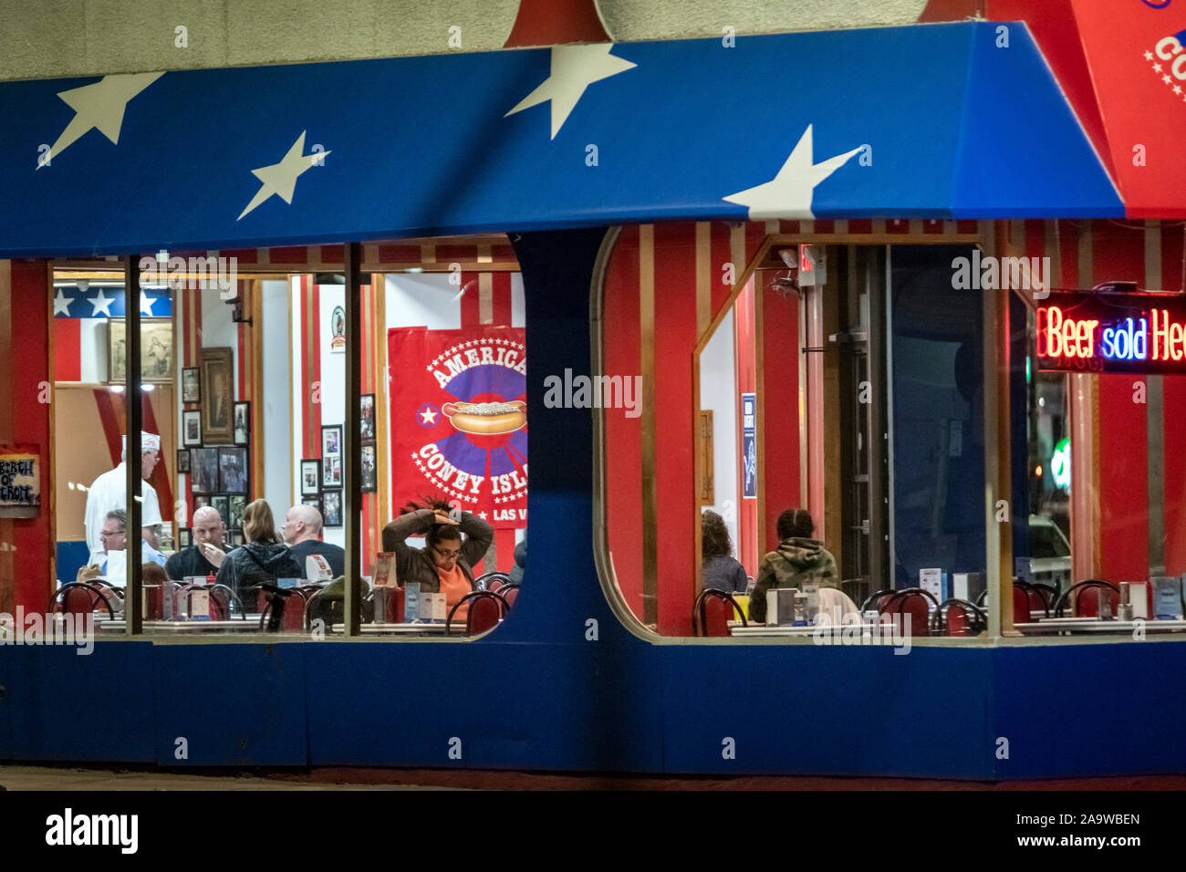 Traditionelle American Diner bei Nacht Stockfoto