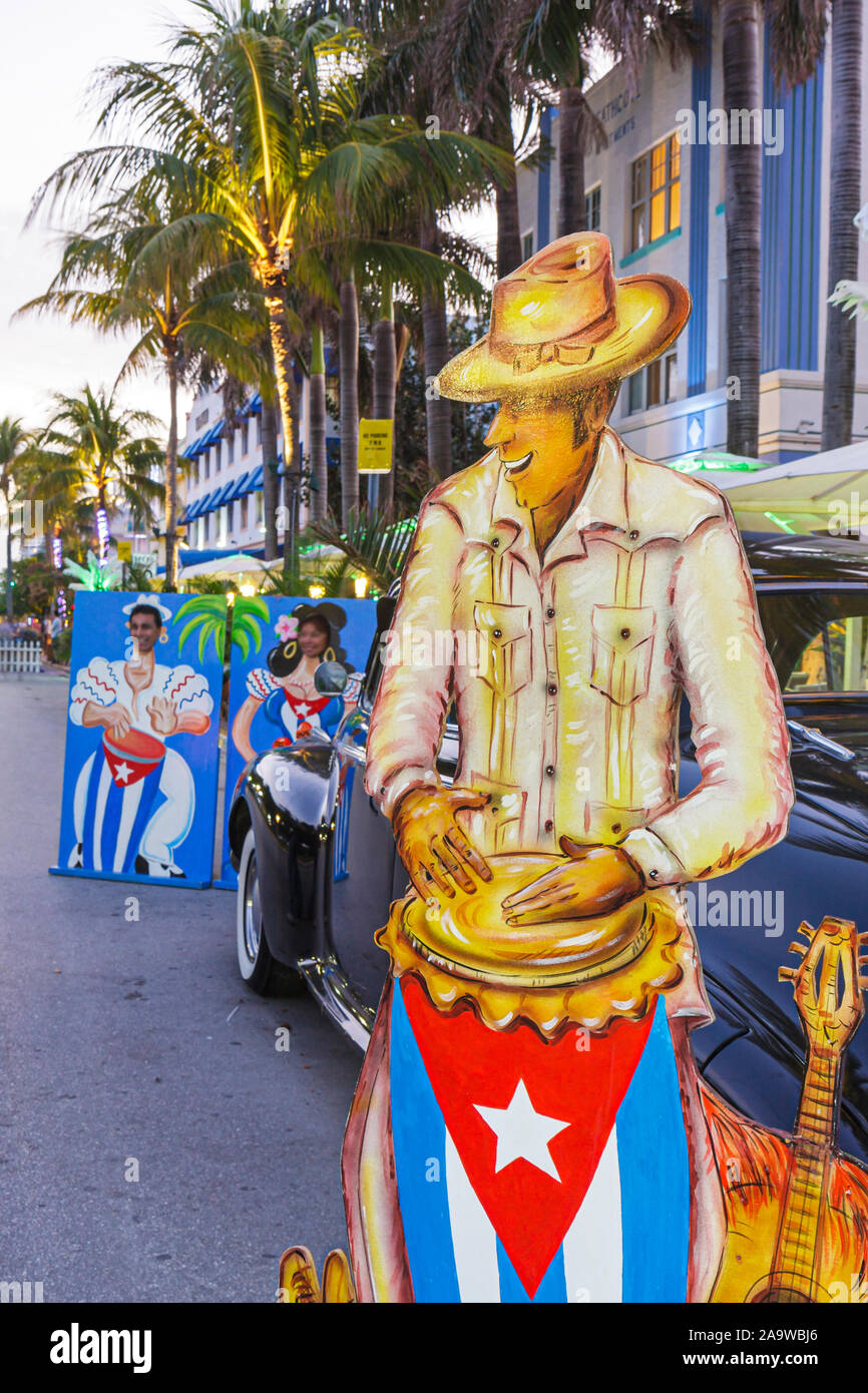 Miami Beach Florida, Ocean Drive, Silvester, kubanisches Thema, Einfluss, Hispanic Latino ethnische Einwanderer Minderheit, Erwachsene Erwachsene Männer Stockfoto