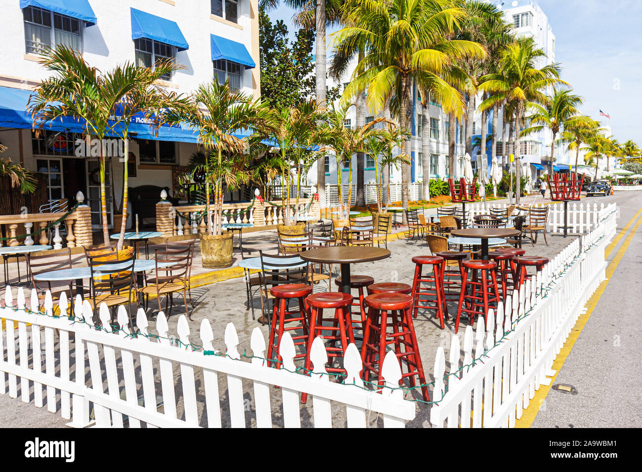 Miami Beach Florida, Ocean Drive, Neujahr, Außenterrasse mit Tischen, Restaurants, Restaurants, Restaurants, Restaurants, Cafés, leer, Tische, FL1 Stockfoto