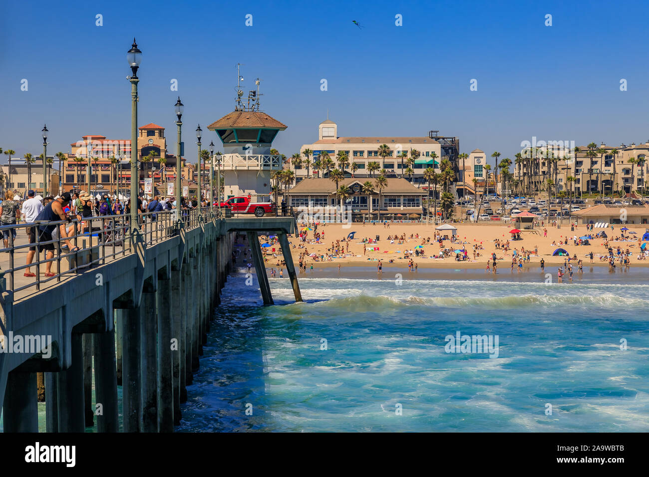 Huntington Beach, Vereinigte Staaten - 03 Juli, 2017: den Pier, den Pazifischen Ozean und den Strand von Surf City Huntington Beach, berühmte touristische Destination in Kalifornien Stockfoto