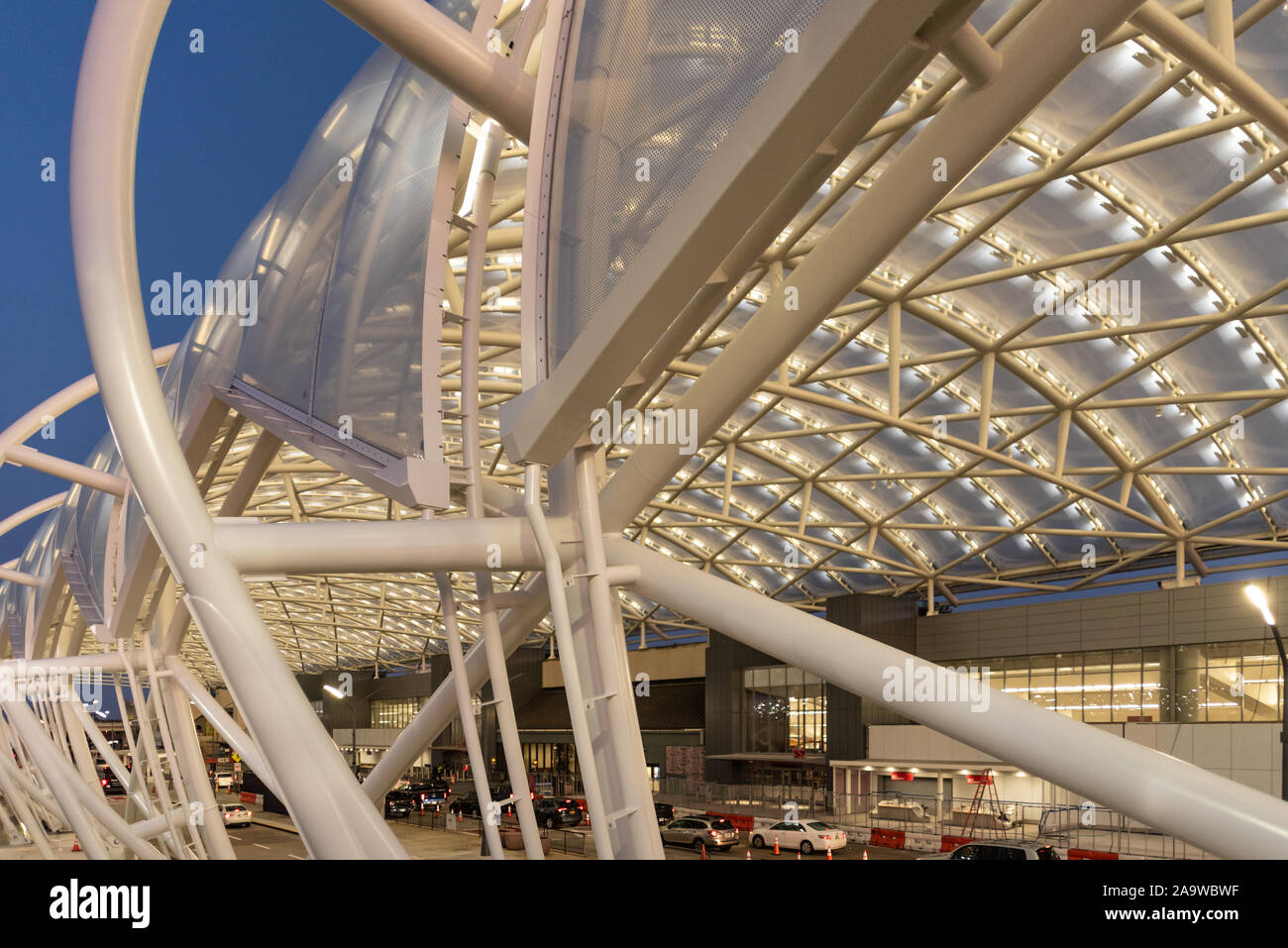 Beleuchtete gerollt - Stahl Vordach mit durchsichtigen ETFE-Panels, Teil der ATLNext Modernisierungsprojekt bei Atlanta International Airport in Atlanta, GA. Stockfoto