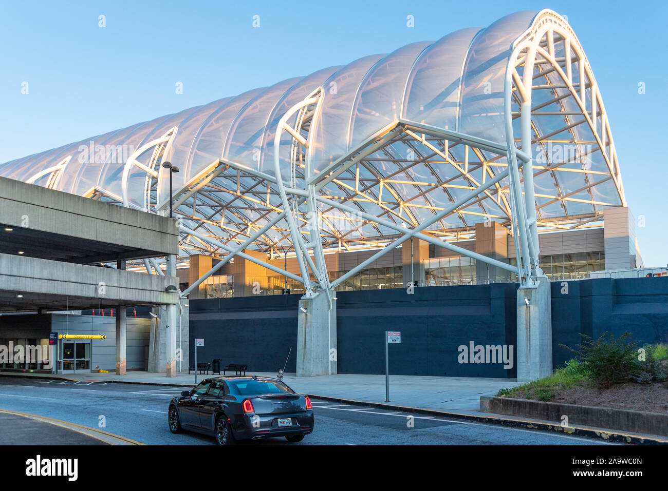 Sonnenaufgang Blick auf HOK zeitgenössisch gestaltete gerollt - Stahl Vordach mit durchsichtigen ETFE-Panels am internationalen Flughafen Hartsfield-Jackson Atlanta. (USA) Stockfoto