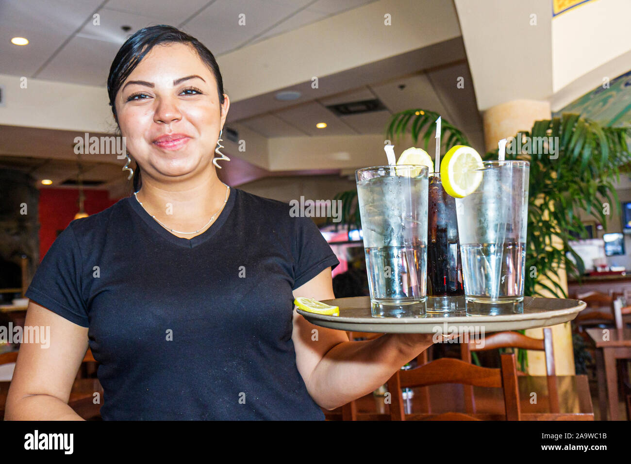 Miami Florida, Miami Lakes, Main Street, Italien heute, Restaurant Restaurants Essen Essen Café Cafés, hispanische weiblich, Frau weibliche Frauen, Kellnerin Server emp Stockfoto
