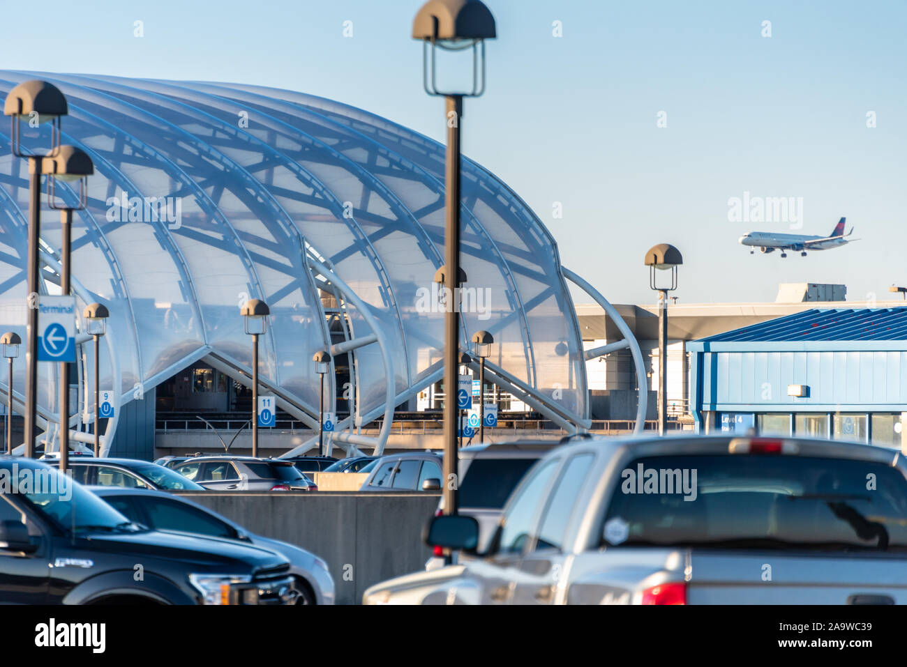 Delta Air Lines Passagier Jet auf landeanflug am internationalen Flughafen Hartsfield-Jackson Atlanta in Atlanta, Georgia. (USA) Stockfoto