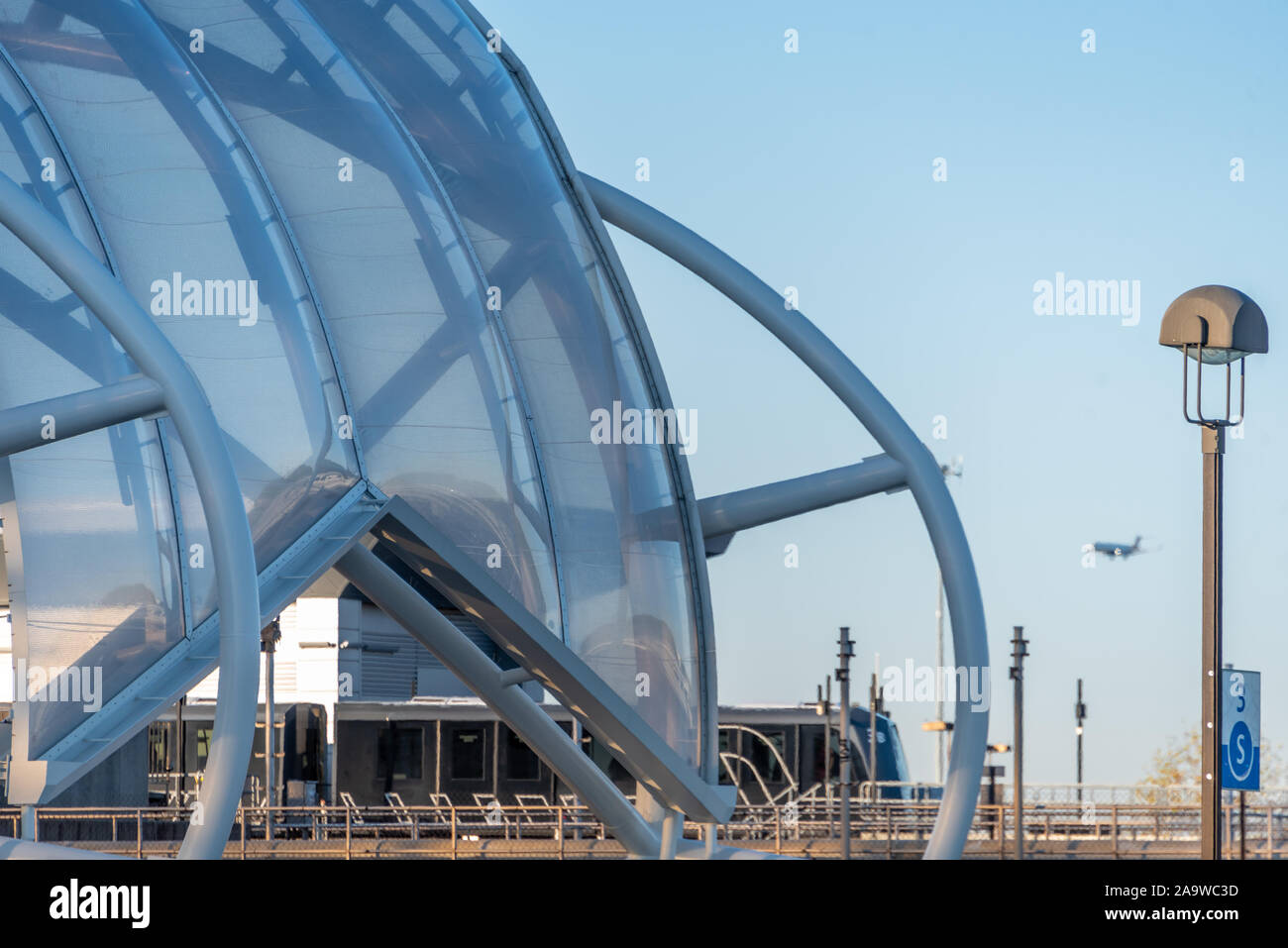 Marta-Bahn in Atlanta International Airport Domestic Terminal mit der Jet auf landeanflug in Atlanta, Georgia. (USA) Stockfoto