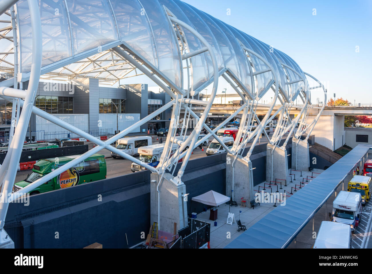 Am frühen Morgen Aktivität mit Flotten von Flughafen Shuttle Busse am internationalen Flughafen Hartsfield-Jackson Atlanta in Atlanta, Georgia. (USA) Stockfoto