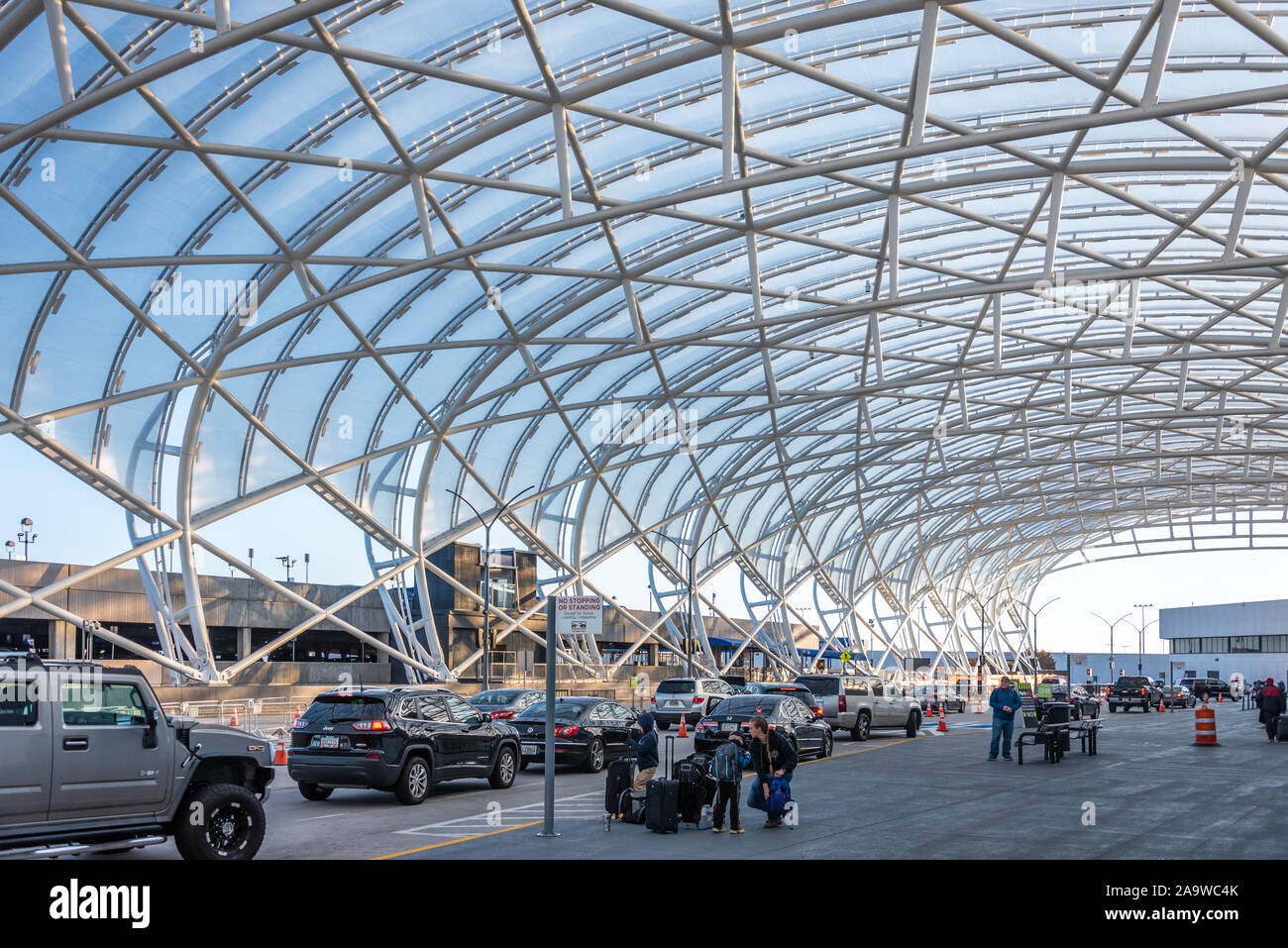 Mutter der Kinder und Gepäck am internationalen Flughafen Hartsfield-Jackson Atlanta, dem verkehrsreichsten Flughafen der Welt in Atlanta, Georgia. (USA) Stockfoto