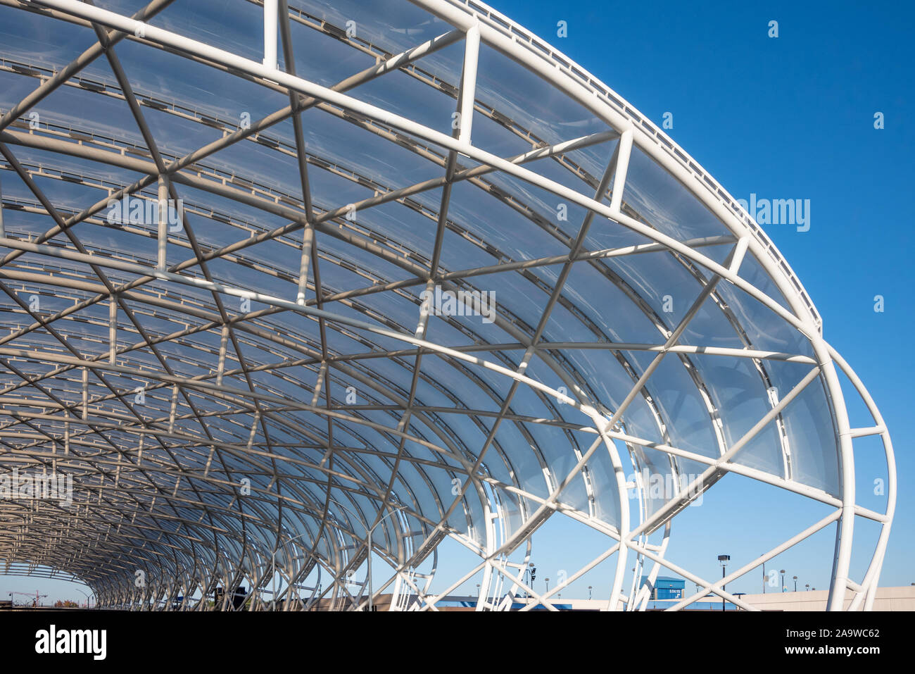 Gerollt - Stahl Vordach mit durchsichtigen ETFE-Panels, Teil der ATLNext Modernisierungsprojekt bei Hartsfield-Jackson Atlanta International Airport. (USA) Stockfoto