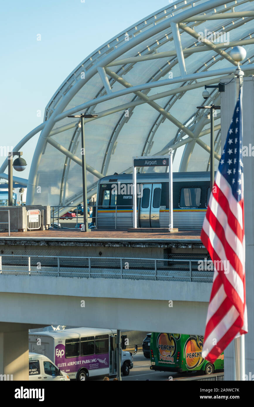 Blick von ATL SkyTrain Station von Atlanta International Airport Domestic Terminal mit Marta Rapid Transit Bahnhof und Flughafen Shuttlebusse. Stockfoto