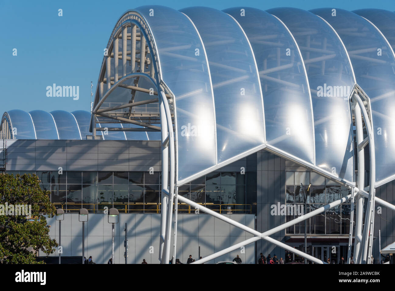 Gerollt - Edelstahl Vordächer mit durchsichtigen ETFE-Panels an Zentralen Hartsfield-Jackson Atlanta International Airport Terminal Komplex. (USA) Stockfoto