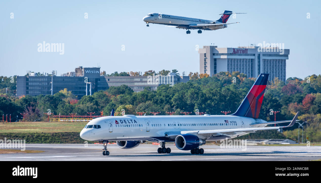 Delta Air Lines Jets auf einen heißen Herbst morgen am internationalen Flughafen Hartsfield-Jackson Atlanta in Atlanta, Georgia. (USA) Stockfoto
