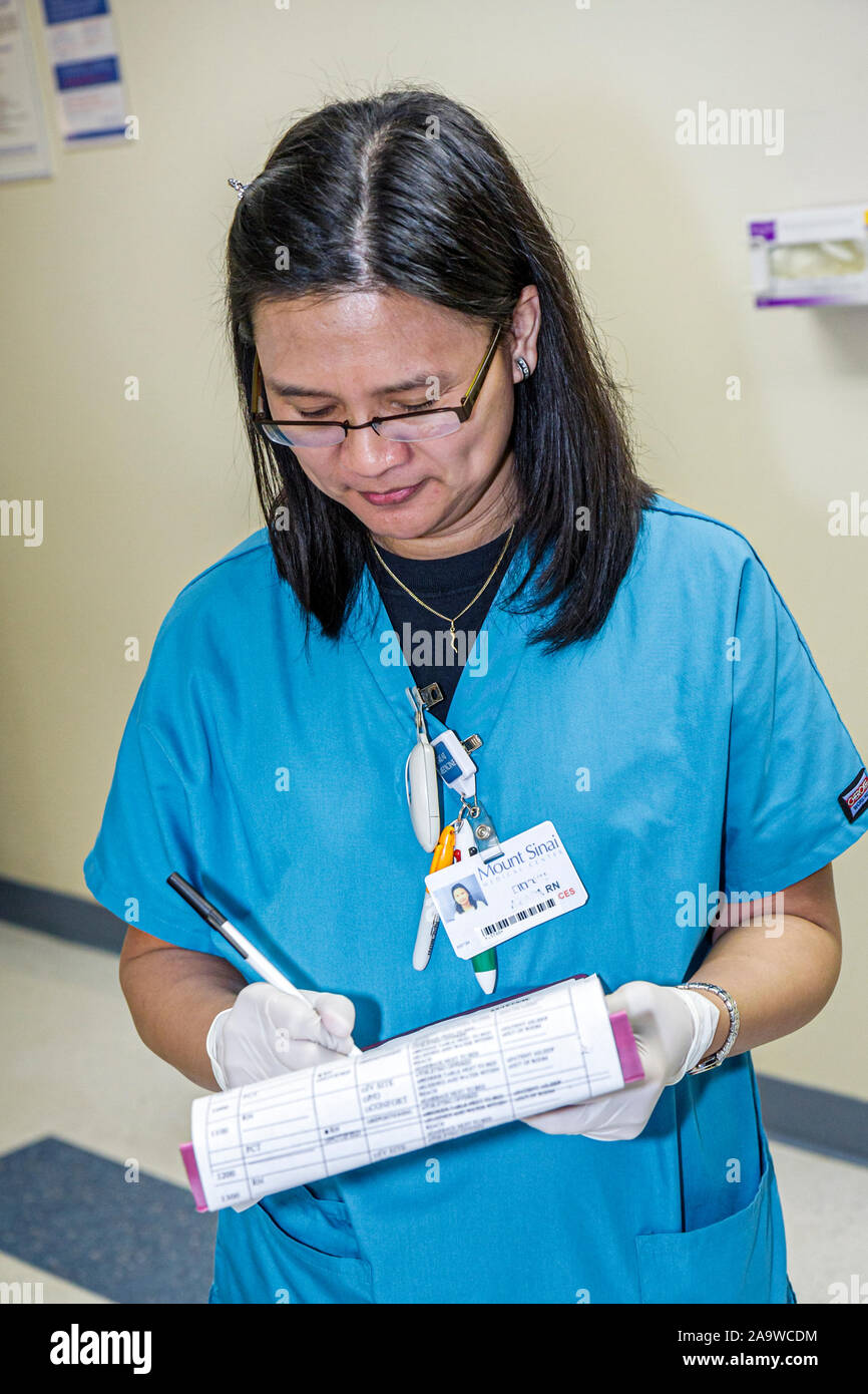 Miami Beach, Florida, Mt. Mount Sinai Medical Center, Krankenhaus, Gesundheitswesen, Patient Privatzimmer, asiatische Frau weibliche Frauen, Krankenschwester, Techniker, Patient, Chart, FL Stockfoto