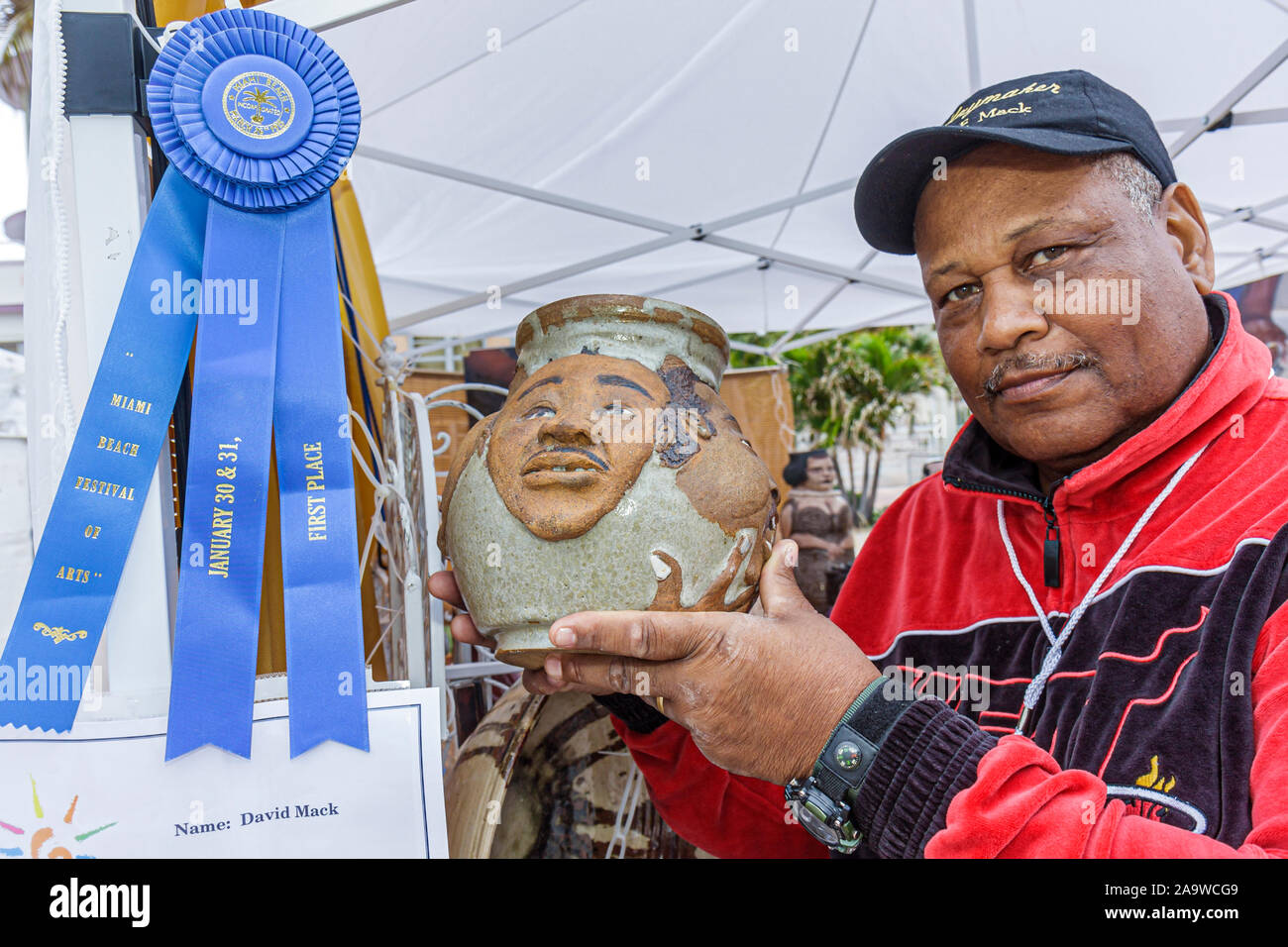 Miami Beach Florida, Festival der Künste, Künstler, Gemeinschaft Schwarze Männer männlich, Künstler, Keramik, blaues Band, Preis, FL100207058 Stockfoto