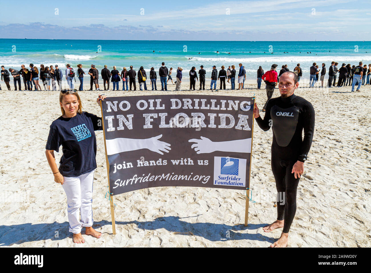 Miami Beach Florida, Surfrider Foundation, kein Offshore Florida Oil Drilling Protest, Schwarze Kleidung stellt Öl, Schild, Atlantischer Ozean, Wasser, Surfen, FL10021 Stockfoto