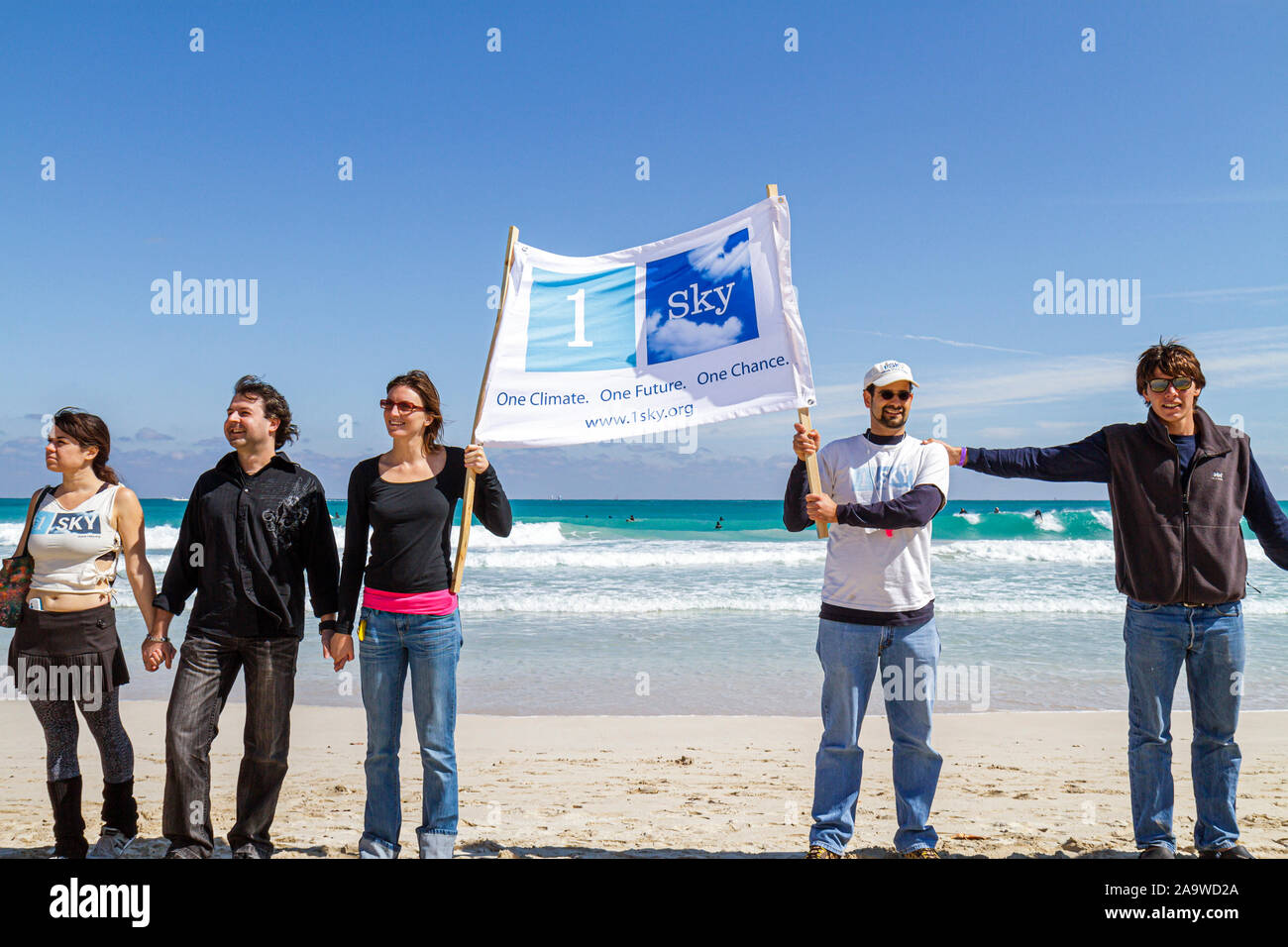 Miami Beach Florida, Surfrider Foundation, kein Offshore Florida Ölbohrprotest, schwarze Kleidung stellt Öl, Hand halten, Hände, Zeichen, Atlantischer Ozean, wa Stockfoto