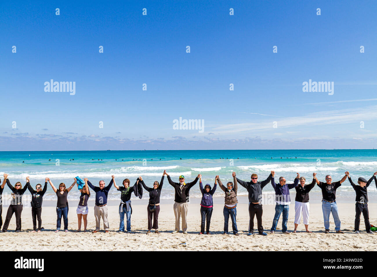 Miami Beach Florida, Surfrider Foundation, kein Offshore Florida Ölbohrprotest, schwarze Kleidung stellt Öl, Hand halten, Hände, Einheit, Atlantischer Ozean, w Stockfoto