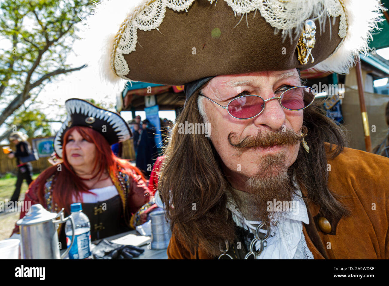 Deerfield Beach Florida, Quiet Waters Park, Florida Renaissance Festival, Kostüm, Pirat, Erwachsene Erwachsene Mann Männer, Frau Frauen weibliche Dame, Besucher trave Stockfoto