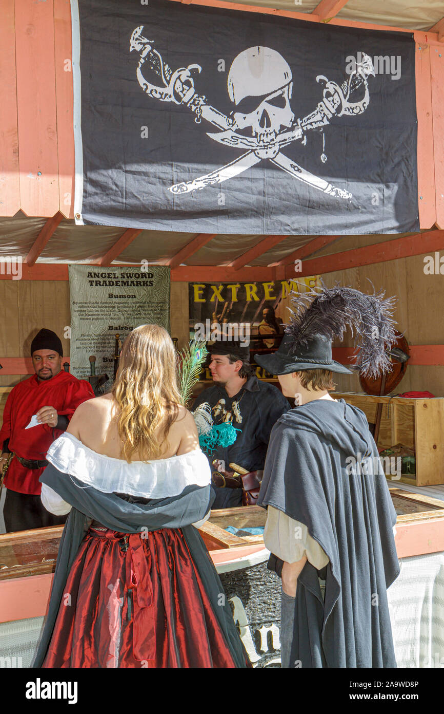 Deerfield Beach Florida, Quiet Waters Park, Florida Renaissance Festival, Kostüm, Piratenflagge, Jolly Roger, Besucher reisen Reise touristischer Tourismus Stockfoto