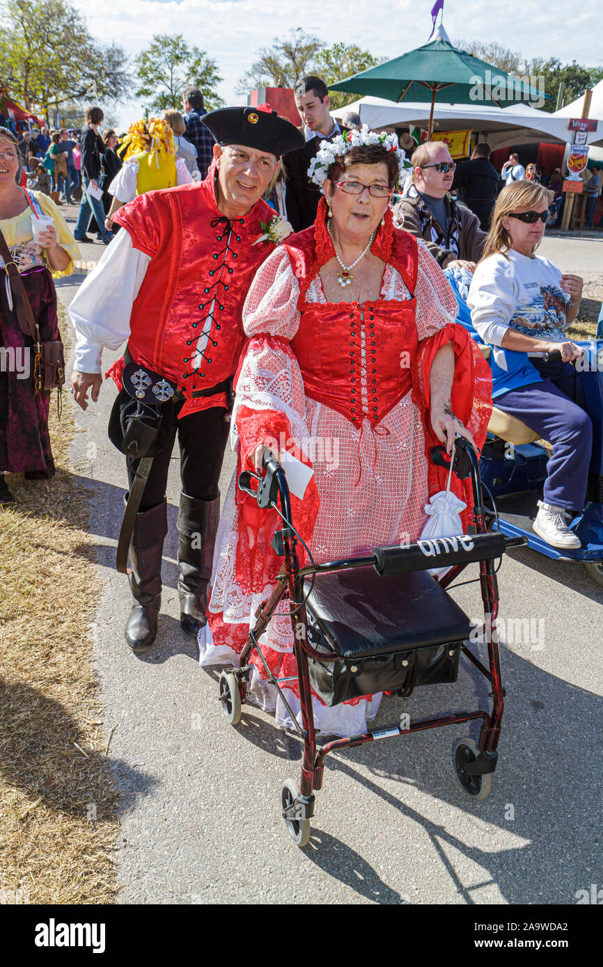 Deerfield Beach Florida, Quiet Waters Park, Florida Renaissance Festival, Kostüm, Erwachsene Erwachsene Frau Frauen Dame, Wanderer, Behinderte Handicap Stockfoto