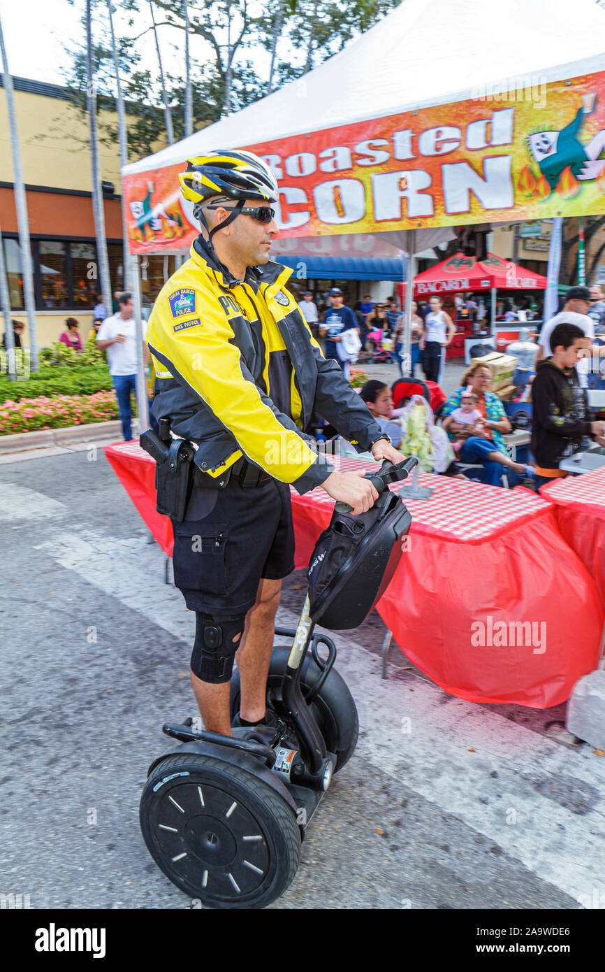 Miami Florida, Coral Gables, Carnaval on the Mile, Hispanic Festival, Polizei, Polizist, Personentransport, Männer, FL100307008 Stockfoto