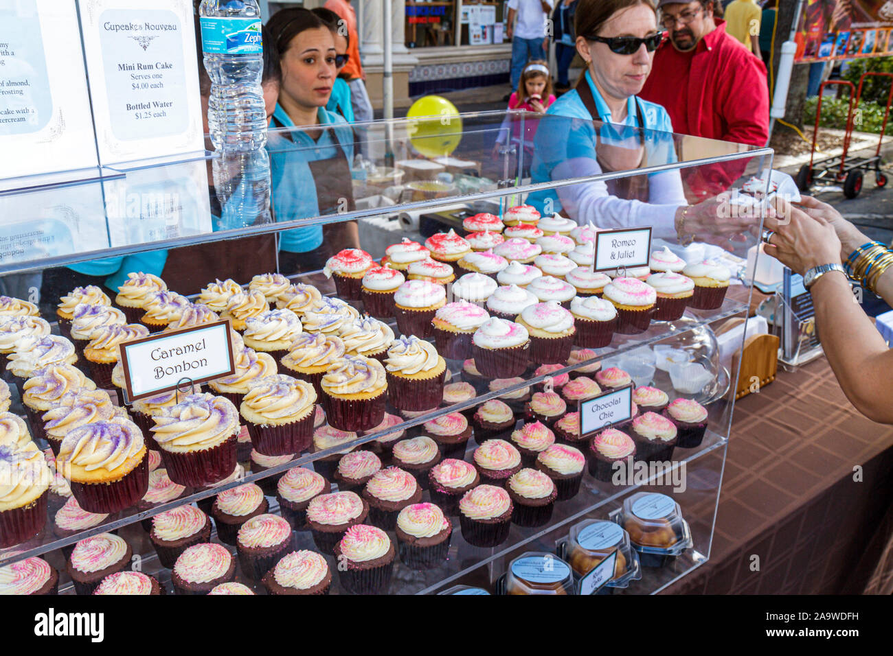 Miami Florida, Coral Gables, Karneval auf der Meile, Hispanic Festival, Cupcakes, Dessert, Vitrine Verkauf, FL100307026 Stockfoto