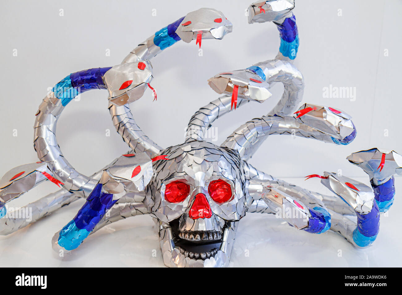 Miami Beach Florida, Ocean Drive, The Art of Can, Red Bull, Produktmarketing, Galerie, Galerien, Händler, Händler, Gallerist, recycelte Aluminiumdosen, Schädel, FL10 Stockfoto