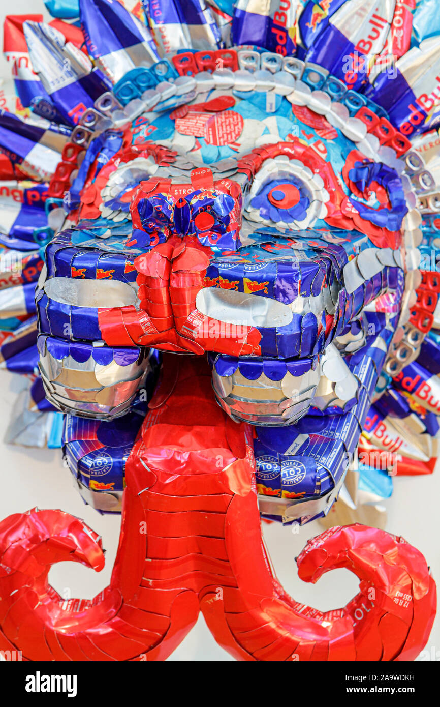 Miami Beach Florida, Ocean Drive, The Art of Can, Red Bull, Produktmarketing, Galerie, Galerien, Händler, Händler, Galerien, Galerien, recycelte Aluminiumdosen, FL10031402 Stockfoto