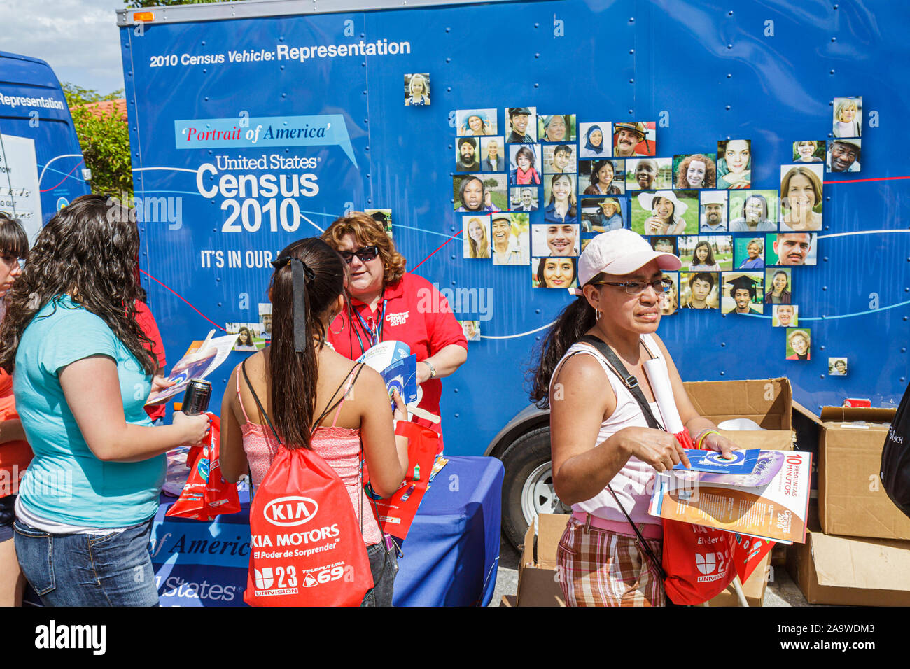 Miami Florida, Little Havana, Calle Ocho, Carnaval Miami, jährliches Hispanic Festival, Zensus 2010, Informationen, Linie, Schlange, Frauen, FL100314030 Stockfoto